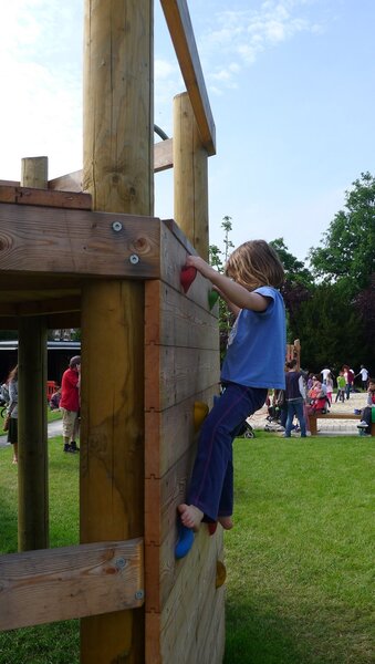 Kletterwand mit 8 Klettergriffen, Höhe = 2 m