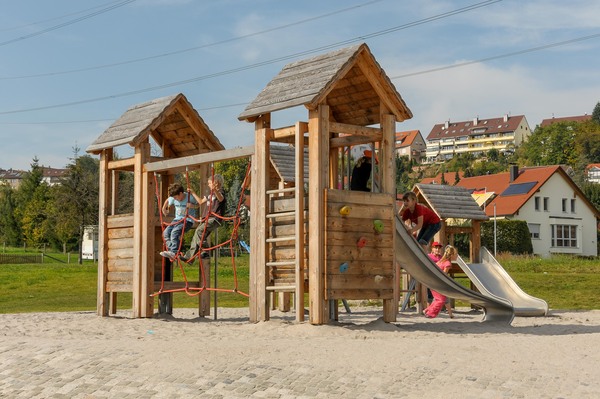 Senkrechtes Kletternetz für Hütten